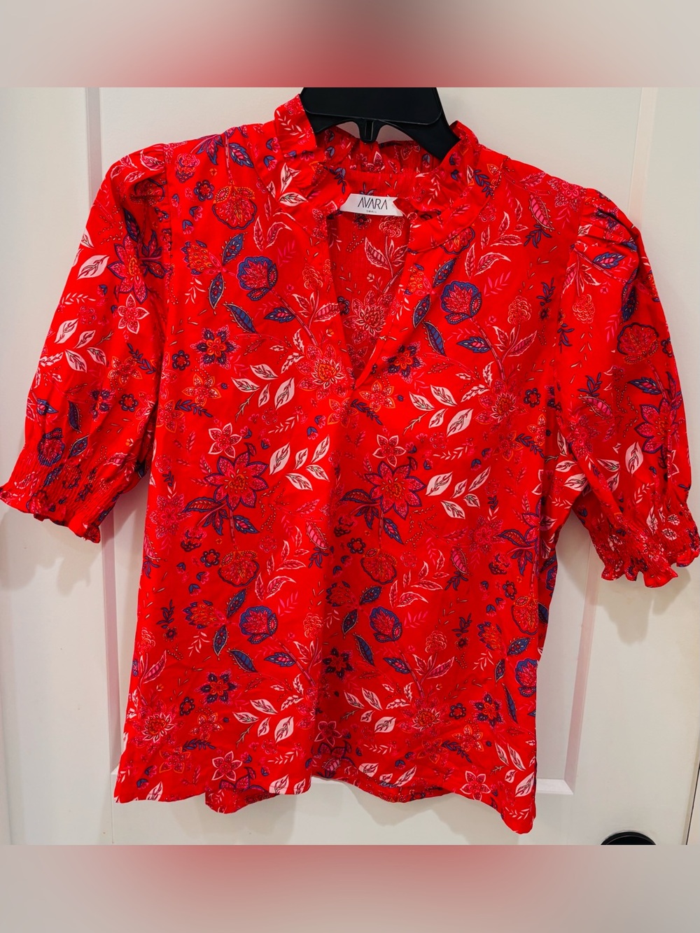 AVARA Red Floral Ruffle Collar Puff Sleeve Top. Size Small in mint condition